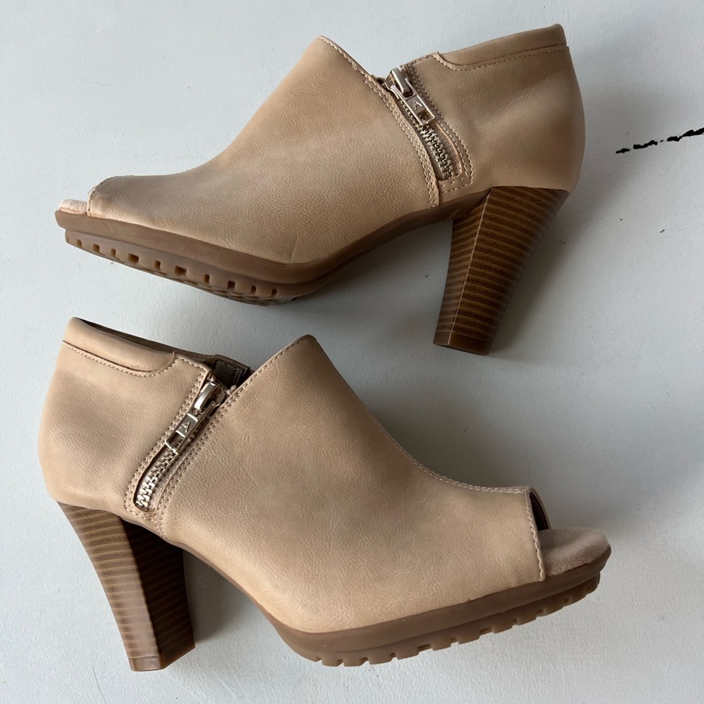 Aerosoles peep toe booties size 7.5